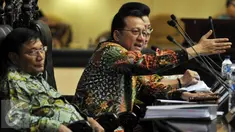Ketua DPD Irman Gusman (tengah) saat memimpin Sidang Paripurna Luar Biasa DPD RI di Kompleks Parlemen, Jakarta, Rabu (13/4/2016). Irman Gusman diinterupsi anggota DPD yang menolak dirinya memimpin sidang. (Liputan6.com/Johan Tallo)