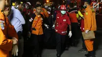 Personil SAR Gabungan membawa kantong jenasah yang diturunkan dari KN SAR Sadewa di Pelabuhan JICT 2, Jakarta, Rabu (31/10). 189 orang menjadi korban jatuhnya pesawat Lion Air JT- 610, Senin (29/10) lalu. (Liputan6.com/Helmi Fithriansyah)