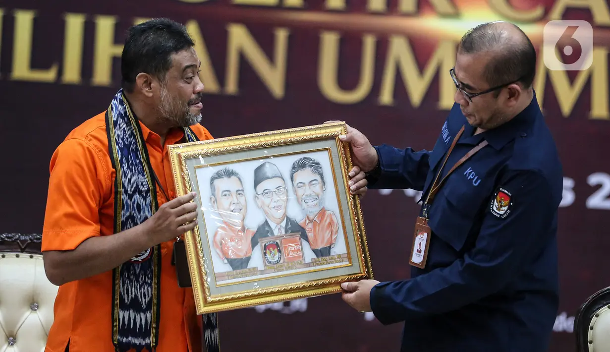 Ketua Umum Partai Buruh Said Iqbal (kiri) menyerahkan lukisan kepada Ketua Komisi Pemilihan Umum (KPU) Hasyim Asy'ari (kanan) saat mendaftar sebagai partai politik calon peserta Pemilu 2024 di Kantor KPU, Jakarta, Jumat (12/8/2022). Partai Buruh mendaftarkan diri sebagai partai ke-25 calon peserta Pemilu 2024. (Liputan6.com/Johan Tallo)