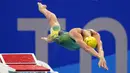 Perenang Australia Emma McKeon melakukan lompatan dari blok saat final gaya bebas 50 meter putri Olimpiade Tokyo 2020 di Tokyo, Jepang, Minggu (1/8/2021). McKeon meraih empat medali emas dan tiga medali perunggu pada Olimpiade Tokyo 2020. (AP Photo/David Goldman)