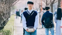 Kim Jung Ho si mahasiswa jenius. Kacamata dan tumpukan buku tebal menggambarkan sosoknya yang kutubuku. (Foto: KBS2 via allkpop)