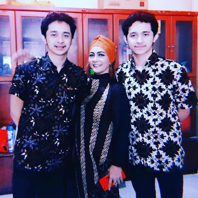 6 Momen Kebersamaan Nakula Sadewa dan Ibunda, Bak Kakak Adik