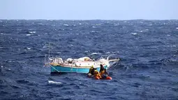 Kapal Prancis, Osiris menyelamatkan pelaut India, Abhilash Tomy di Samudera Hindia, Selasa (25/9). Abhilash sempat mengirim pesan singkat yang mengatakan dia mengalami cedera punggung dan tidak bisa bergerak. (HO/AUSTRALIAN MARITIME SAFETY AUTHORITY/AFP)