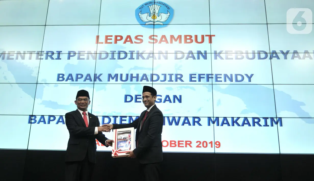 Nadiem Makarim (kanan) secara simbolis menerima plakat dari Muhadjir Effendy dalam acara lepas sambut Menteri Pendidikan dan Kebudayaan (Mendikbud) di Jakarta, Rabu (23/10/2019). Nadiem Makarim menggantikan Muhadjir Effendi yang sebelumnya menjabat sebagai Mendikbud. (merdeka.com/Iqbal Nugroho)