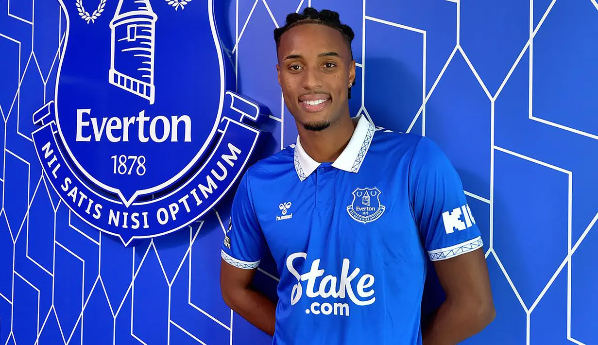 Hanya setengah musim membela tim senior Sporting Lisbon usai dipromosikan dari Sporting B pada paruh musim 2022/2023, Youssef Chermiti akhirnya berlabuh ke Premier League bersama Everton pada awal musim 2023/2024. Ia terikat kontrak selama 4 tahun di Goodison Park hingga 30 Juni 2027. (evertonfc.com)