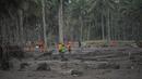 Tim SAR mencari korban menyusul letusan gunung berapi dari Gunung Semeru i desa Sumberwuluh, Lumajang, Jawa Timur, Senin (6/12/2021). Berdasarkan laporan Badan Nasional Penanggulangan Bencana (BNPB), jumlah korban meninggal sampai Minggu sore berjumlah 14 orang. (ADEK BERRY/AFP)