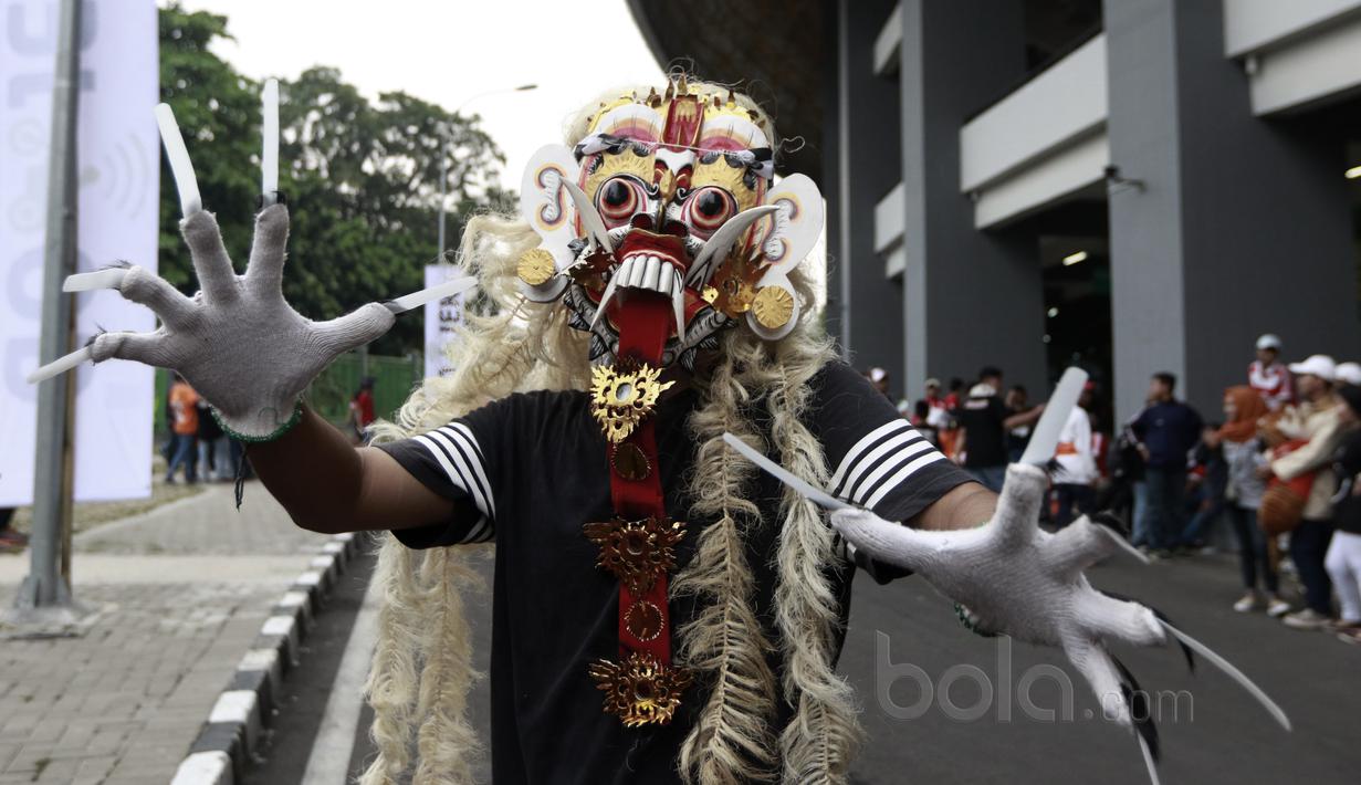 Seorang suporter Brigaz Bali mengenakan topeng Rangka saat hendak mendukung Bali United melawan Persija Jakarta di Stadion Patriot, Bekasi, (21/5/2017). (Bola.coom/Nicklas Hanoatubun) 