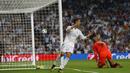 Gaya pemain Real Madrid, Cristiano Ronaldo setelah membobol gawang APOEL Nicosia yang dikawal, Boy Waterman pada laga grup H Liga Champions di Santiago Bernabeu stadium, Madrid, (13/9/2017). Real Madrid Menang 3-0. (AP/Francisco Seco)