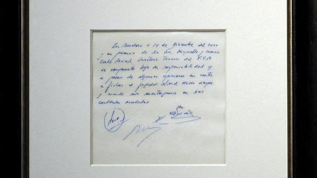 'Kontrak' pertama Lionel Messi pada serbet bersejarah ini ditulis&nbsp;Carles Rexach pada 14 Desember 2000.&nbsp;REUTERS/Brendan McDermid