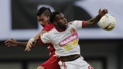 Kapten Persija Jakarta, Ismed Sofyan, duel udara dengan pemain Perseru Badak Lampung, Frengki Kogoya, pada laga Liga 1 2019 di Stadion Patriot, Bekasi, Minggu (1/9). Persija takluk 0-1 dari Badak Lampung. (Bola.com/M Iqbal Ichsan)