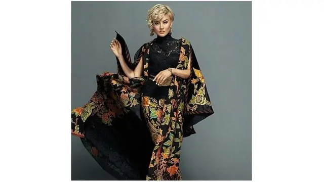 Agnez memadukan kebaya brokat hitamnya dengan cape serta rok batik, ia terlihat begitu cantik.