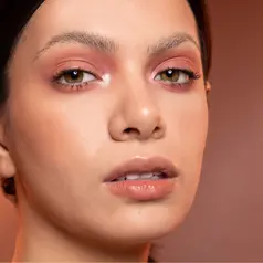 Kulit yang tampak dewy, sehat, dan bercahaya masih menjadi salah satu tampilan makeup yang paling digemari hingga saat ini. [Dok/Pexels.com/Itamar Osorio].