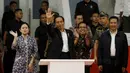 Presiden RI, Joko Widodo, menyapa suporter saat peresmian Istora Senayan, Selasa (23/1/2018). Setelah direnovasi Istora kini berkapasitas 7.120 penonton dan memiliki kursi dan pencahayaan yang lebih baik. (Bola.com/M Iqbal Ichsan)