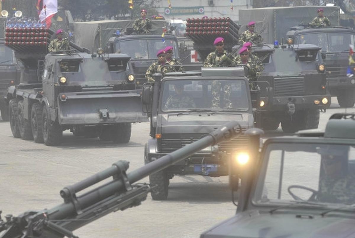 Menyaksikan ganasnya parade kendaraan tempur TNI