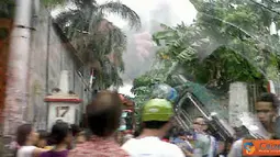 Citizen6, Jakarta: Kerumunan warga yang panik sedang menyelamatkan harta benda. (Pengirim: Alexander) 