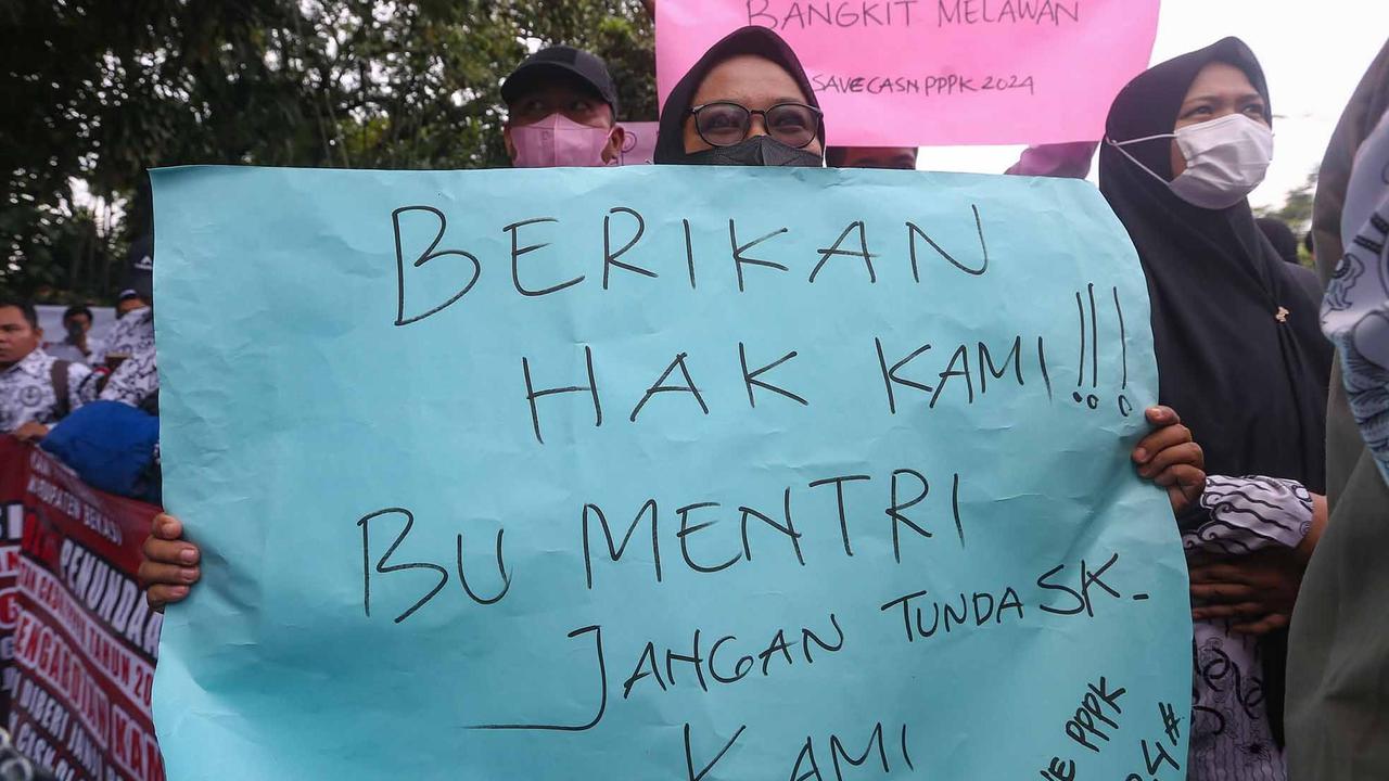 FOTO:  Aksi Ribuan Calon PPPK  Di Kantor KemenPAN-RB, Menolak Pengangkatan Oktober 2025