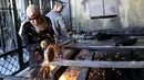 Wanita Palestina, Ranim Safadi mengelas logam saat bekerja di sebuah bengkel keluarga di desa Urif, wilayah Tepi Barat, Senin (31/10). Wanita 30 tahun itu memilih bekerja sebagai pandai besi agar dapat membantu keuangan keluarga (REUTERS/Abed Omar Qusini)
