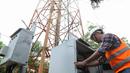 Teknisi melakukan pemeliharaan tower BTS 4G XL Axiata di Kuta Raya, Kayu Agung, Ogan Komering Ilir (OKI), Sumatera Selatan. Senin (13/3/2023). XL Axiata memprediksi, akan terjadi peningkatan trafik layanan data sekitar 20 persen hingga 30 persen saat Ramadan dan Lebaran dibandingkan hari biasa.  (Liputan6.com/Herman Zakharia)