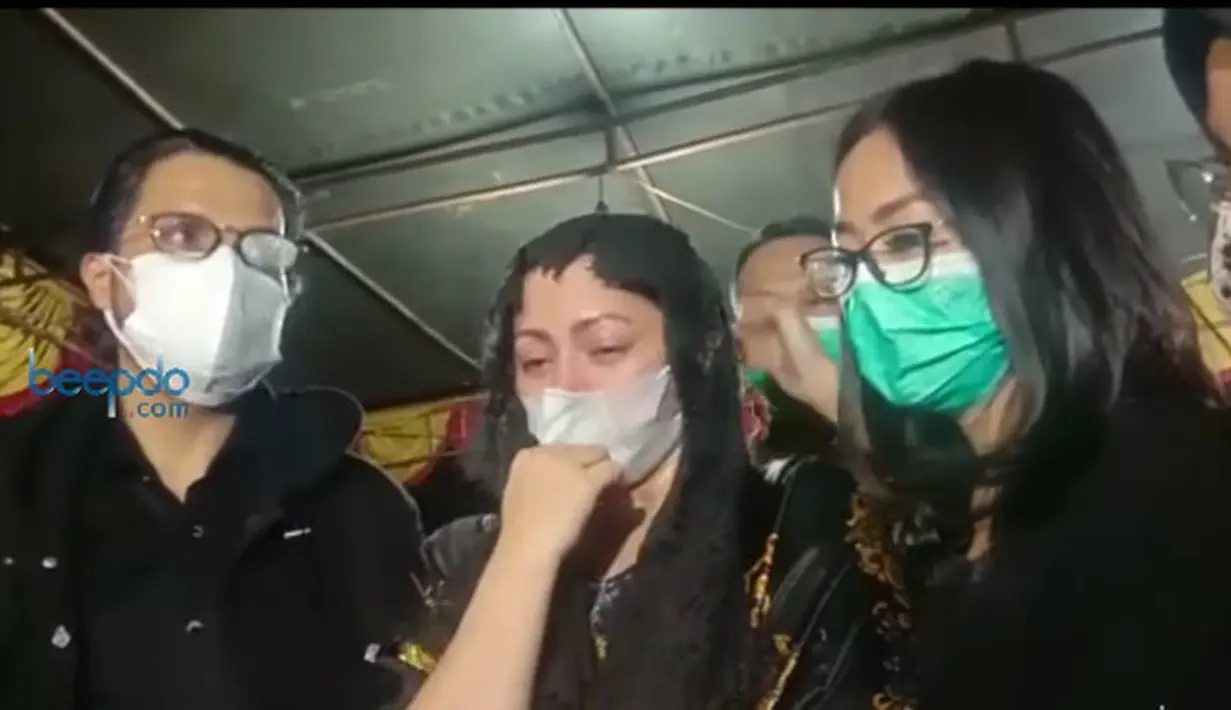 Suami dan keluarga mencoba menenangkan Cut Keke yang menangis tersedu-sedu. (Youtube/beepdo)