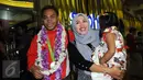 Peraih medali perak angkat besi Olimpiade Rio 2016, Eko Yuli Irawan disambut istri dan anak di Terminal 2 Bandara Soetta, Banten, Minggu (14/08). (Liputan6.com/Helmi Afandi)