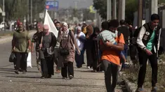 Seorang wanita membawa bendera putih untuk mencegah penembakan saat warga Palestina meninggalkan Kota Gaza ke Jalur Gaza selatan di Jalan Salah al-Din, Bureij, Selasa (7/11/2023). (AP Photo/Mohammed Dahman)
