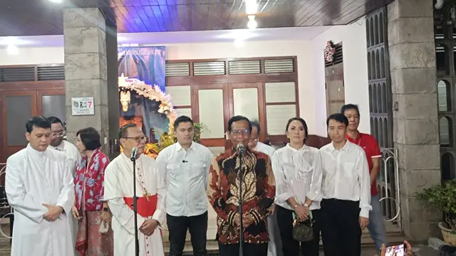 Menteri Koordinator Politik Hukum dan Keamanan (Menko Polhukam) Mahfud Md safari ke sejumlah gereja di Jakarta pada malam Natal 2023, Minggu (24/12/2023).