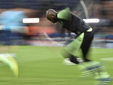 Bek Manchester City, Eliaquim Mangala, melakukan pemanasan jelang laga perempat final leg pertama Liga Champions melawan PSG di Stadion Parc des Princes, Prancis, Rabu (6/4/2016). (AFP/Martin Bureau)