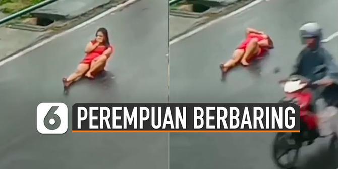 VIDEO: Viral Perempuan Berbaring di Tengah Jalan