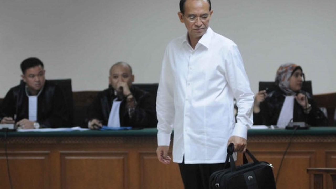 Berkemeja putih, terdakwa SDA jalani sidang putusan sela