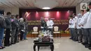 Ketua Umum Partai Negeri Daulat Indonesia (Pandai) Farhat Abbas memberikan berkas partai politiknya kepada Ketua KPU RI Hasyim Asy'ari di Gedung Komisi Pemilihan Umum Republik Indonesia, Jakarta, Senin (1/8/2022). Pendaftaran calon partai politik (parpol) peserta Pemilu dimulai tanggal 1 hingga 14 Agustus 2022. (Liputan6.com/Angga Yuniar)