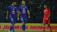 Dua striker Argentina, Elias Alderete dan Jonathan Bauman, masih belum mendapat kesempatan menjadi starter pada laga pramusim Arema FC. (Bola.com/Iwan Setiawan)