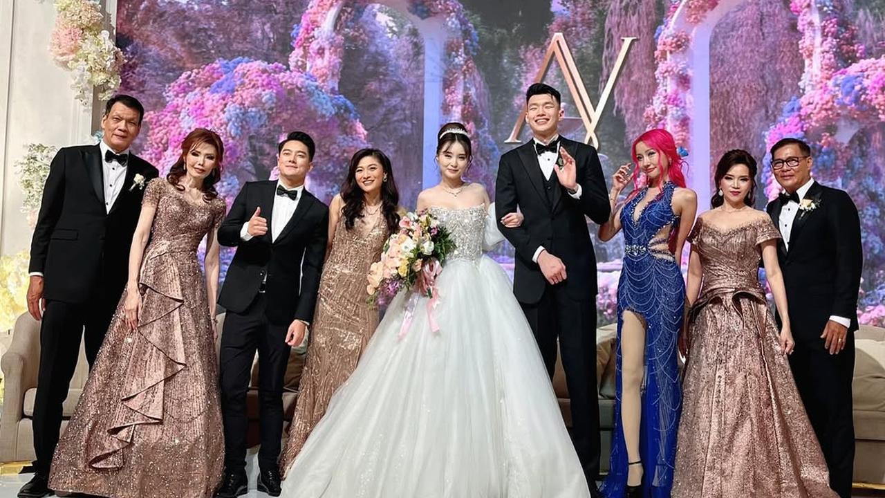 Potret Lucinta Luna di Pernikahan Vincent-Vior, Tampil Menyala dengan Rambut Pink