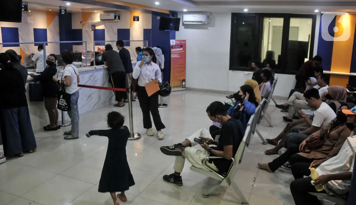Kepala Dinas Kependudukan dan Catatan Sipil (Dukcapil) DKI Jakarta Budi Awaluddin mencatat, hingga 2 Mei 2023 sebanyak 1.228 pendatang baru tiba di Ibu Kota pascalibur Lebaran 2023. (merdeka.com/Iqbal S. Nugroho)