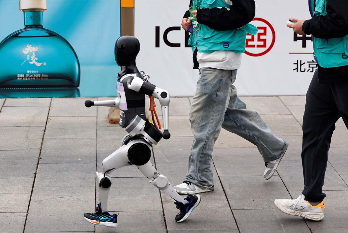 FOTO:  Pertama di Dunia! Puluhan Robot Humanoid Mengikuti Ajang Lomba Lari Setengah Marathon
