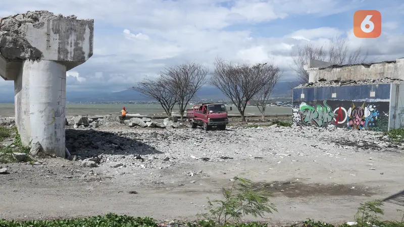 Bekas jembatan IV Palu yang ambruk karena gempa 7,4 SR pada Tahun 2018 lalu. Foto: Heri Susanto.