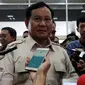 Ketua Umum Partai Gerindra Prabowo Subianto menjawab pertanyaan wartawan saat menyambangi Kompleks Parlemen, Jakarta, Rabu, (16/5). Prabowo menyebut pihaknya akan membahas langkah-langkah yang dapat dilakukan terkait terorisme. (Liputan6.com/JohanTallo)