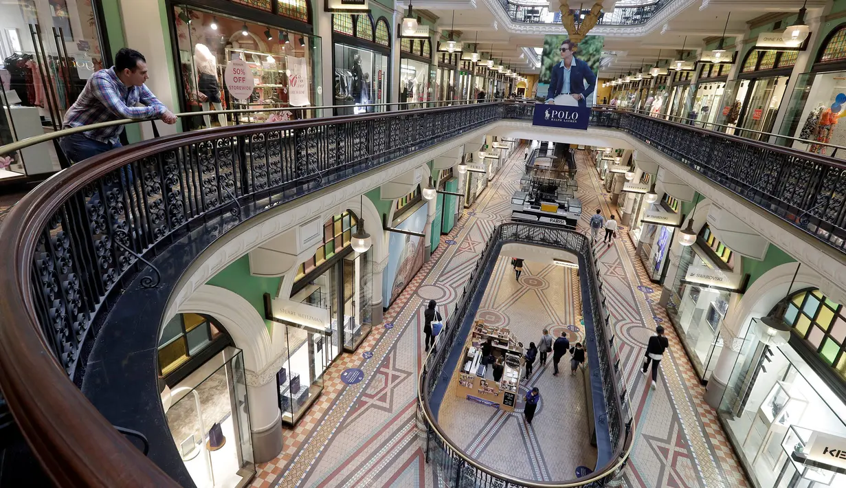 Sebuah pusat perbelanjaan yang jarang dikunjungi terlihat di Sydney pada Rabu (2/9/2020). Australia memasuki resesi pertama mereka sejak 1991 setelah perekonomian menyusut 7,0 persen pada kuarter kedua saat negara itu berjuang menghadapi pandemi COVID-19. (AP Photo/Rick Rycroft)