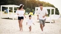 Jalan-jalan bersama keluarga bisa membantu pertumbuha si kecil. (Foto: Freepik/senivpetro)