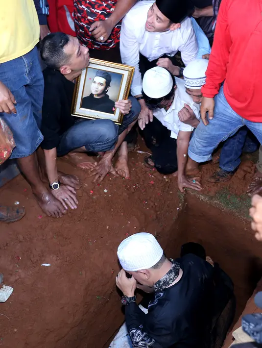 Ketika jenazah akhirnya dikebumikan (Foto: Galih W Satria)