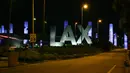 The LAX Gateway Kinetic Light Pylons menyala biru di dekat Bandara Internasional Los Angeles, Amerika Serikat, Jumat (10/4/2020). Balai Kota dan beberapa landmark Los Angeles menyala biru untuk menunjukkan dukungan kepada petugas medis mengahadapi virus corona COVID-19. (AP Photo/Mark J. Terrill)