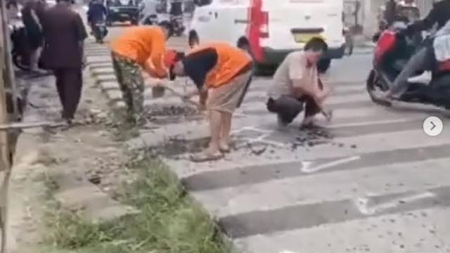 Viral, Ini 6 Momen Warga Bongkar 20 Baris Polisi Tidur di Tangerang