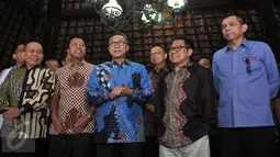 Ketum PAN Zulkifli Hasan memberi keterangan di kediaman Presiden ke-6 Susilo Bambang Yudhoyono di Puri Cikeas, Bogor, Kamis (22/9). Dalam rapat konsolidasi empat partai itu belum ada satu pun nama yang diputuskan. (Liputan6.com/Gempur M Surya)