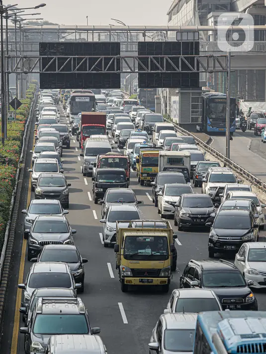 Sejumlah kendaraan roda empat terjebak macet di ruas Tol Dalam Kota, Jakarta, Senin (5/7/2021). Macet tersebut disebabkan karena adanya penutupan sejumlah pintu keluar tol dalam kota dalam masa PPKM Darurat. (Liputan6.com/Faizal Fanani)