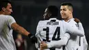 Para pemain Juventus merayakan gol yang dicetak Cristiano Ronaldo ke gawang Torino pada laga Serie A di Stadion Olympic, Turin, Sabtu (15/12). Torino kalah o-1 dari Juventus. (AFP/Marco Bertorello)