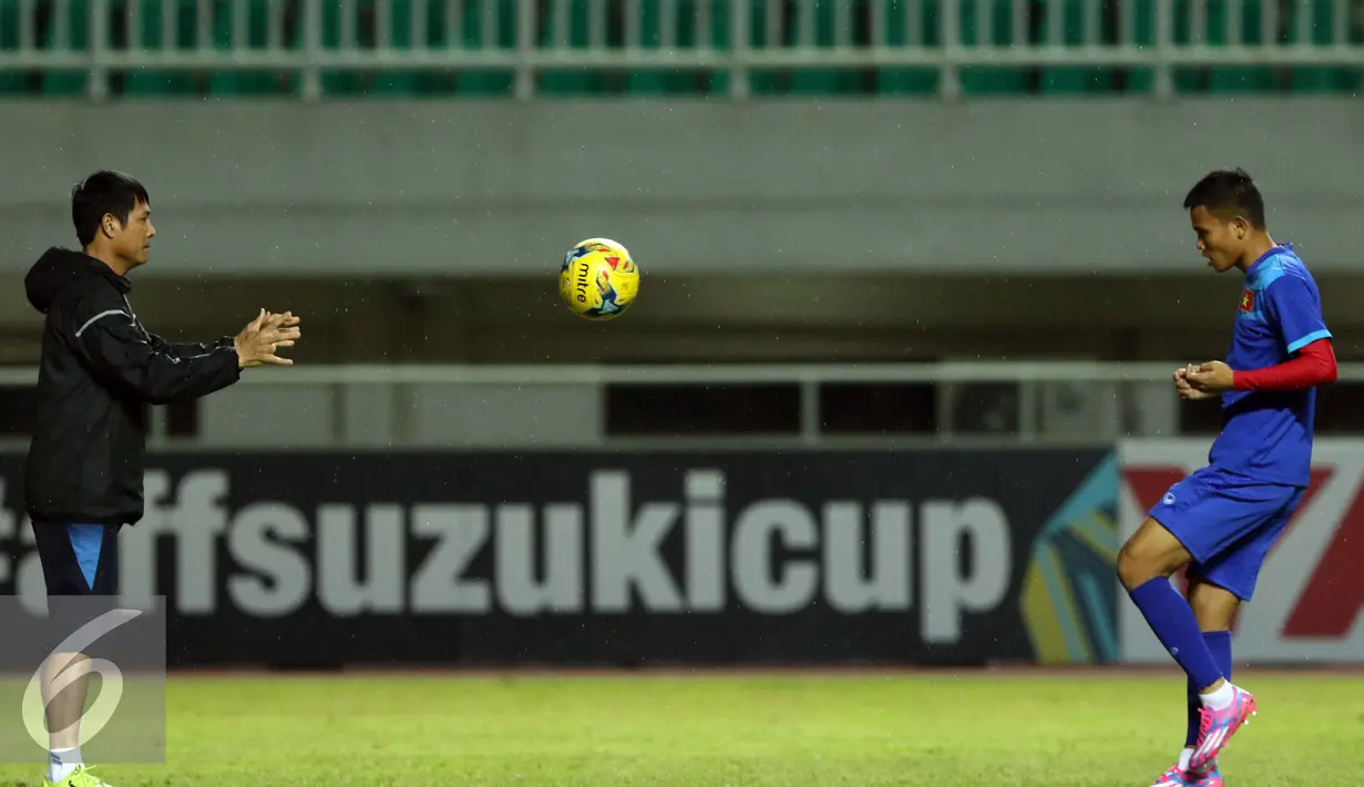 Pemain Timnas Vietnam melakukan pemanasan saat latihan jelang laga pertama semifinal Piala AFF 2016 di Stadion Pakansari, Bogor (2/12). Vietnam akan melakoni laga melawan tuan rumah Indonesia, Sabtu (3/12). (Liputan6.com/Helmi Fithriansyah