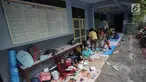 Warga yang rumahnya terendam banjir mengungsi di Gedung SMP Negeri 26, Jalan Kebon Pala, Kampung Melayu, Jatinegara, Jakarta Timur, Selasa (6/2). Sebanyak 42 KK mengungsi di tempat tersebut. (Liputan6.com/Arya Manggala)