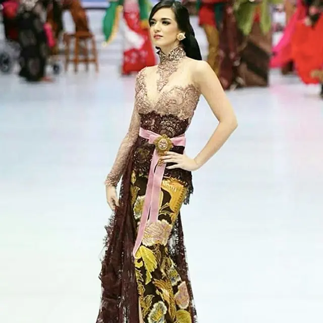 Nia Ramadhani Sophia Latjuba Krisdayanti Glamor Dan Anggun Dalam Kebaya Anne Avantie Fashion Fimela Com