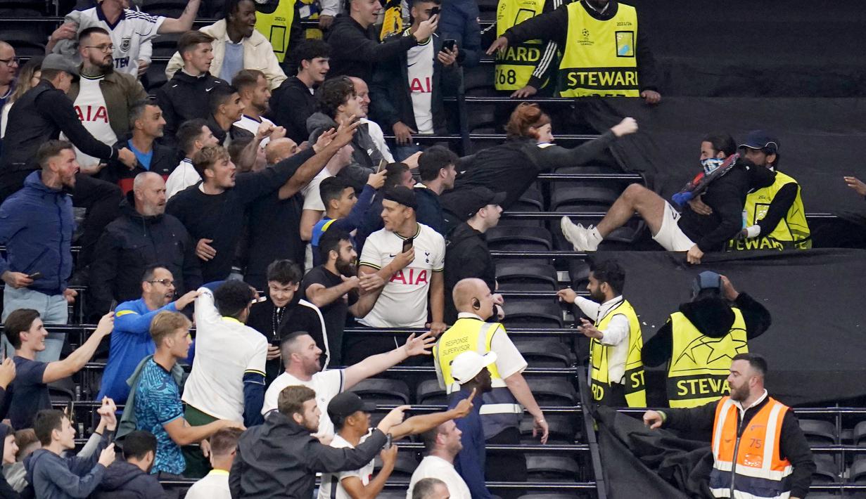Suporter Tottenham Hotspur terlibat bentrokan dengan fans Marseille pada laga Liga Champions di Stadion Tottenham Hotspur, London, Kamis (8/9/2022). (Andrew Matthews/PA via AP)