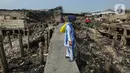Bau sisa kebakaran juga masih bisa terhirup di lokasi. Asap-asap juga terlihat di beberapa tumpukan bangunan. (Liputan6.com/Johan Tallo)