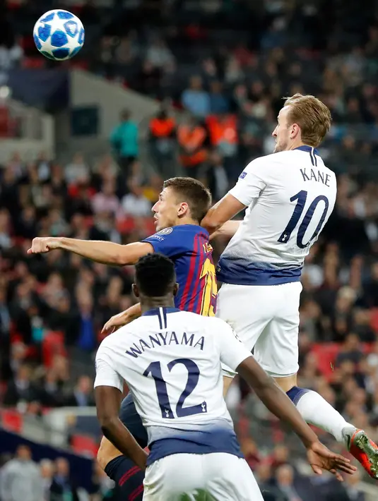 Bek Barcelona, Clement Lenglet berebut bola dengan pemain Tottenham Hotspur Victor Wanyama dan Harry Kane saat bertanding dalam Grup B Liga Champions di Stadion Wembley, London, Rabu (3/10). (AP Photo/Frank Augstein)